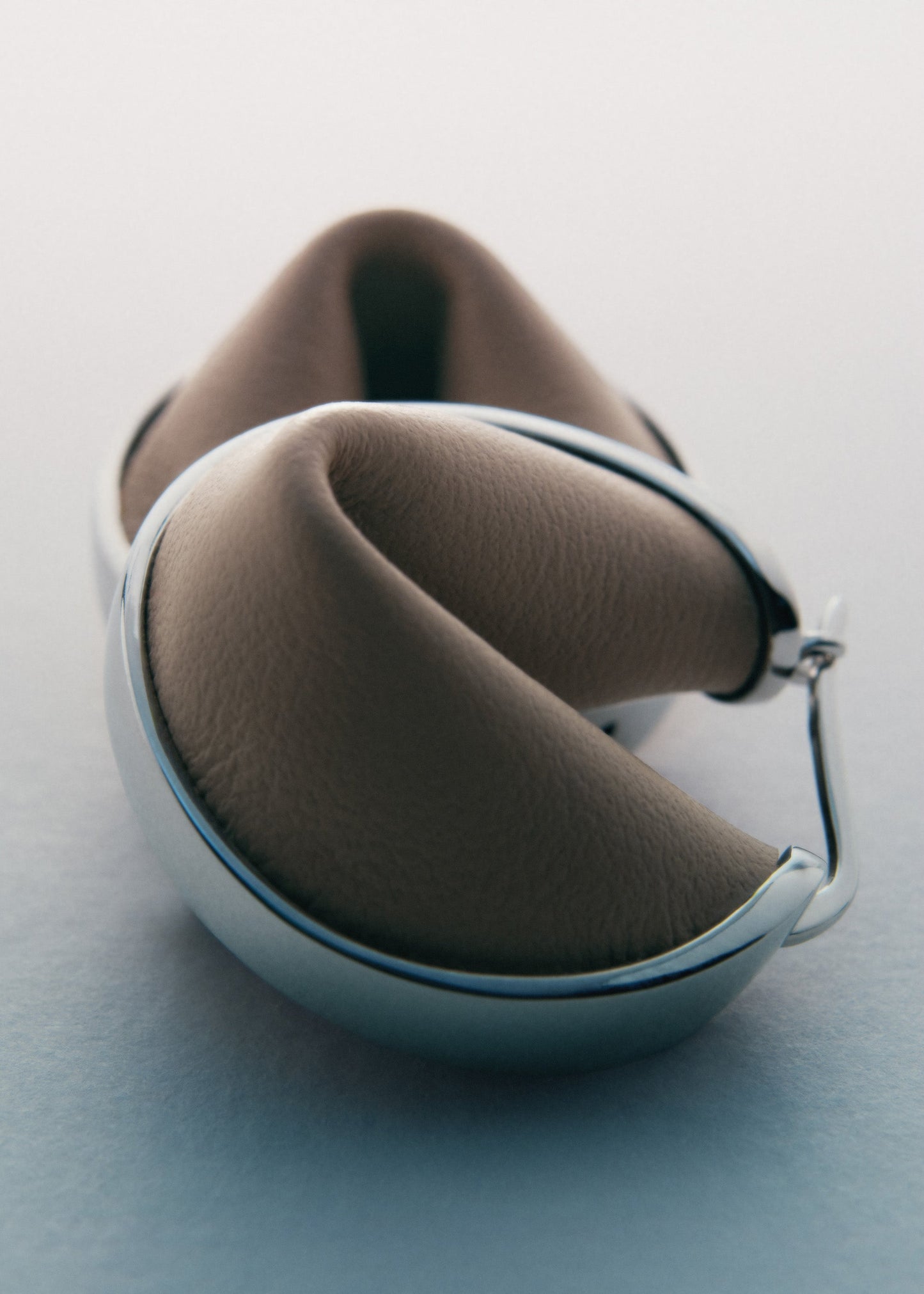 Ormé Hoop Earrings - Silver in rhodium with Taupe Leather