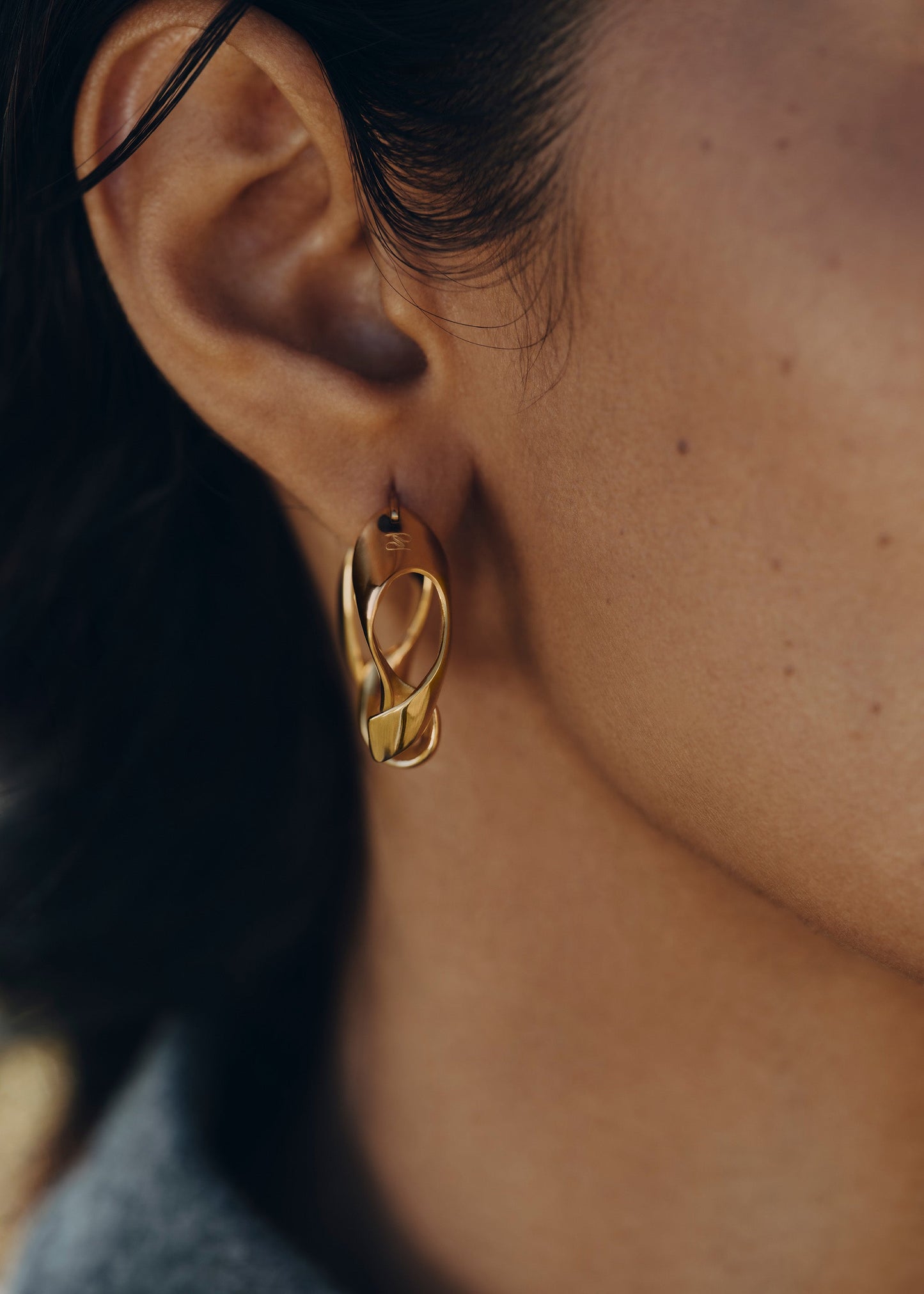 Éole Wavy Hoop Earrings - 24 carat gold-gilded