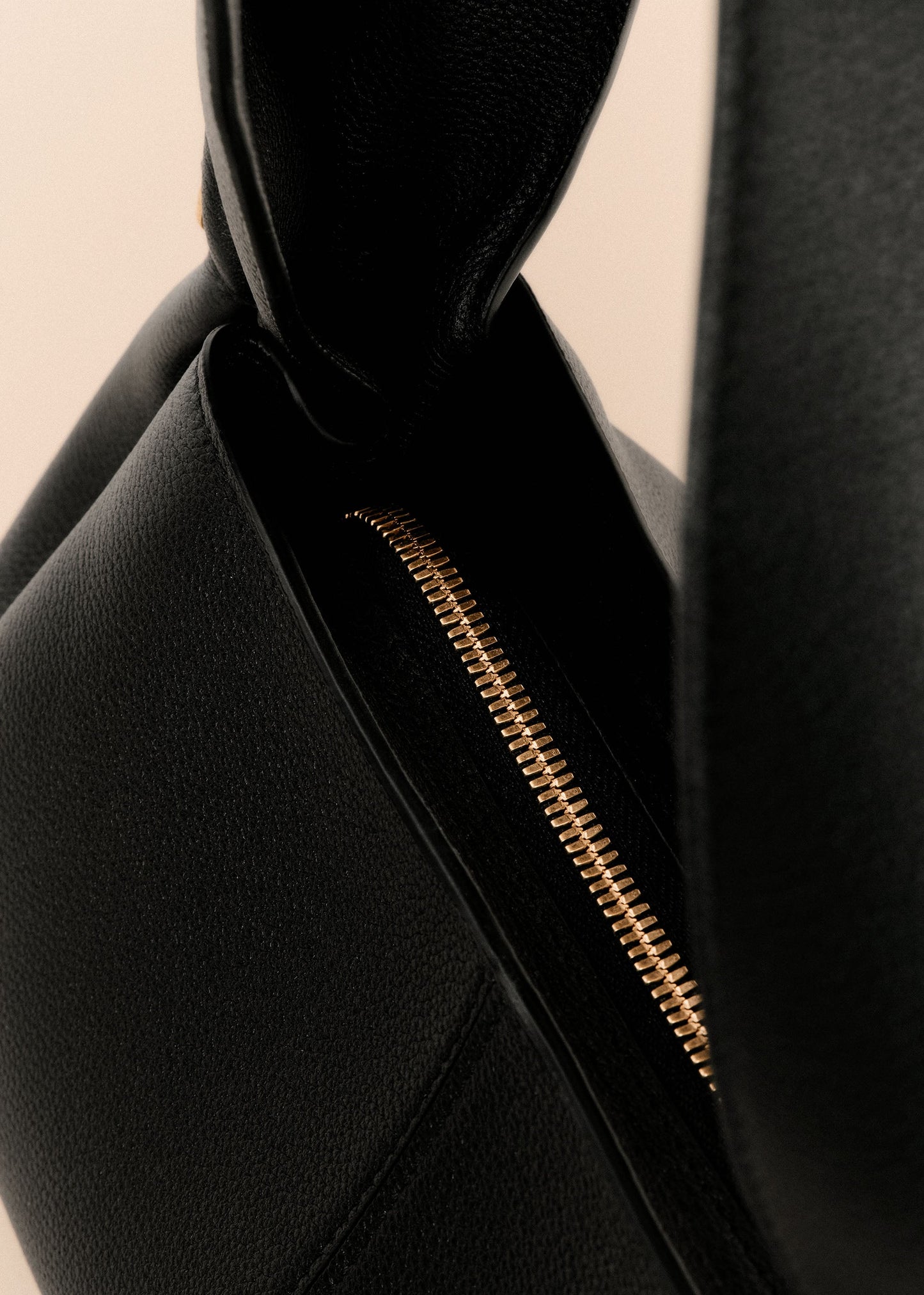 Numéro Neuf East West - Textured Black